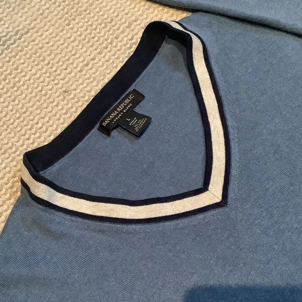 Banana Republic Luxury Blend V-neck Sweater in Blue with White Trim Sz L